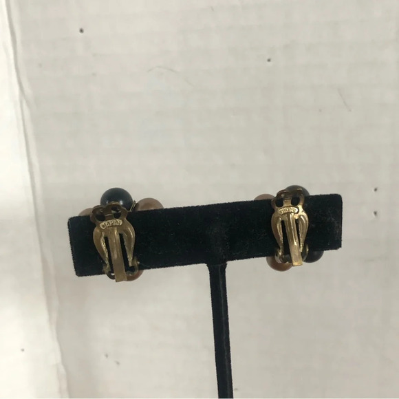 Vtg  Beaded Clip On Earrings - Picture 5 of 9